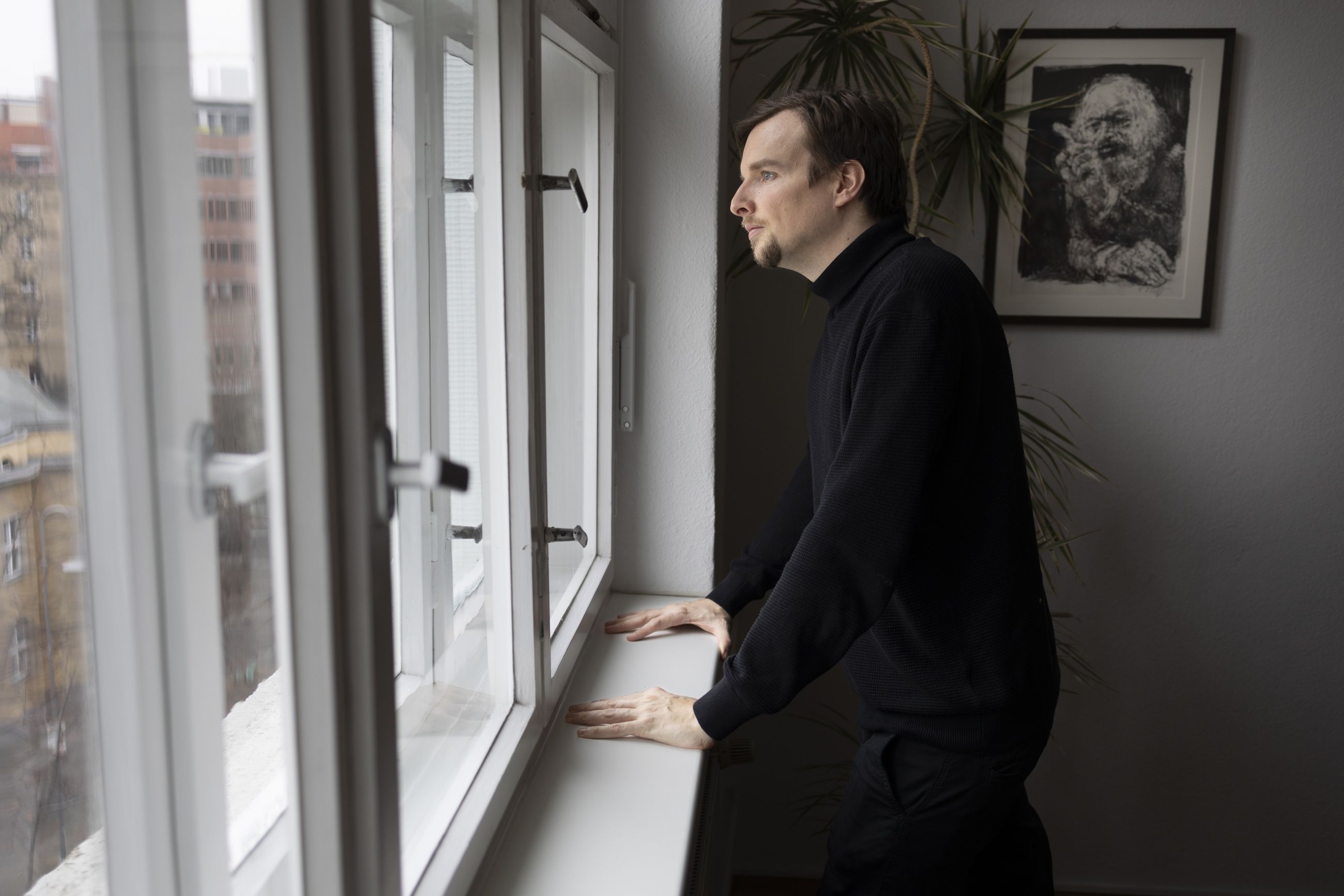 tung tid: Styre­medlem i Die Linke, Janis Ehling, på partikontoret i Berlin. Bak ham henger Karl Marx på veggen.