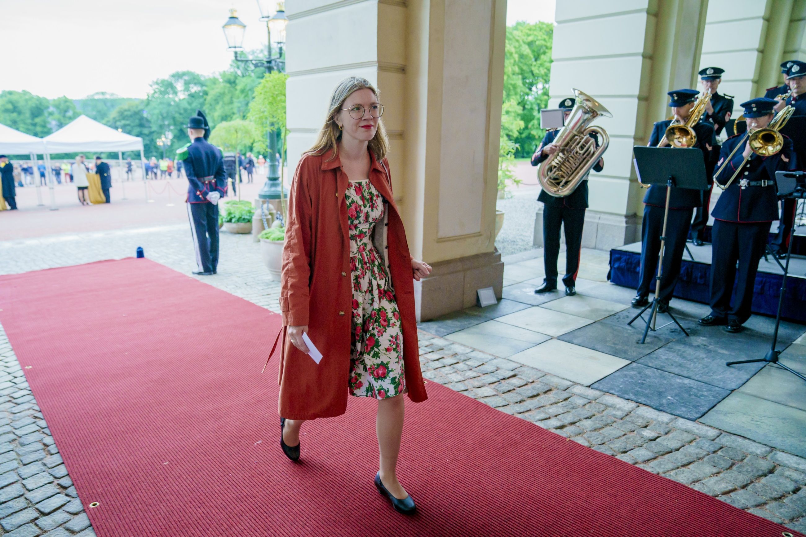 Inn i varmen: Marie Sneve ­Martinussen på veg inn til 50-årslag på ­Slottet i helga.