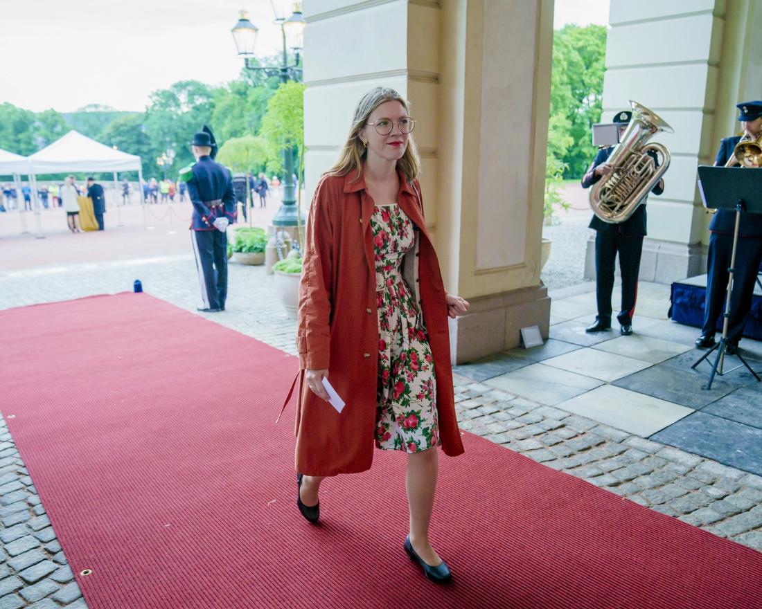 Inn i varmen: Marie Sneve ­Martinussen på veg inn til 50-årslag på ­Slottet i helga.