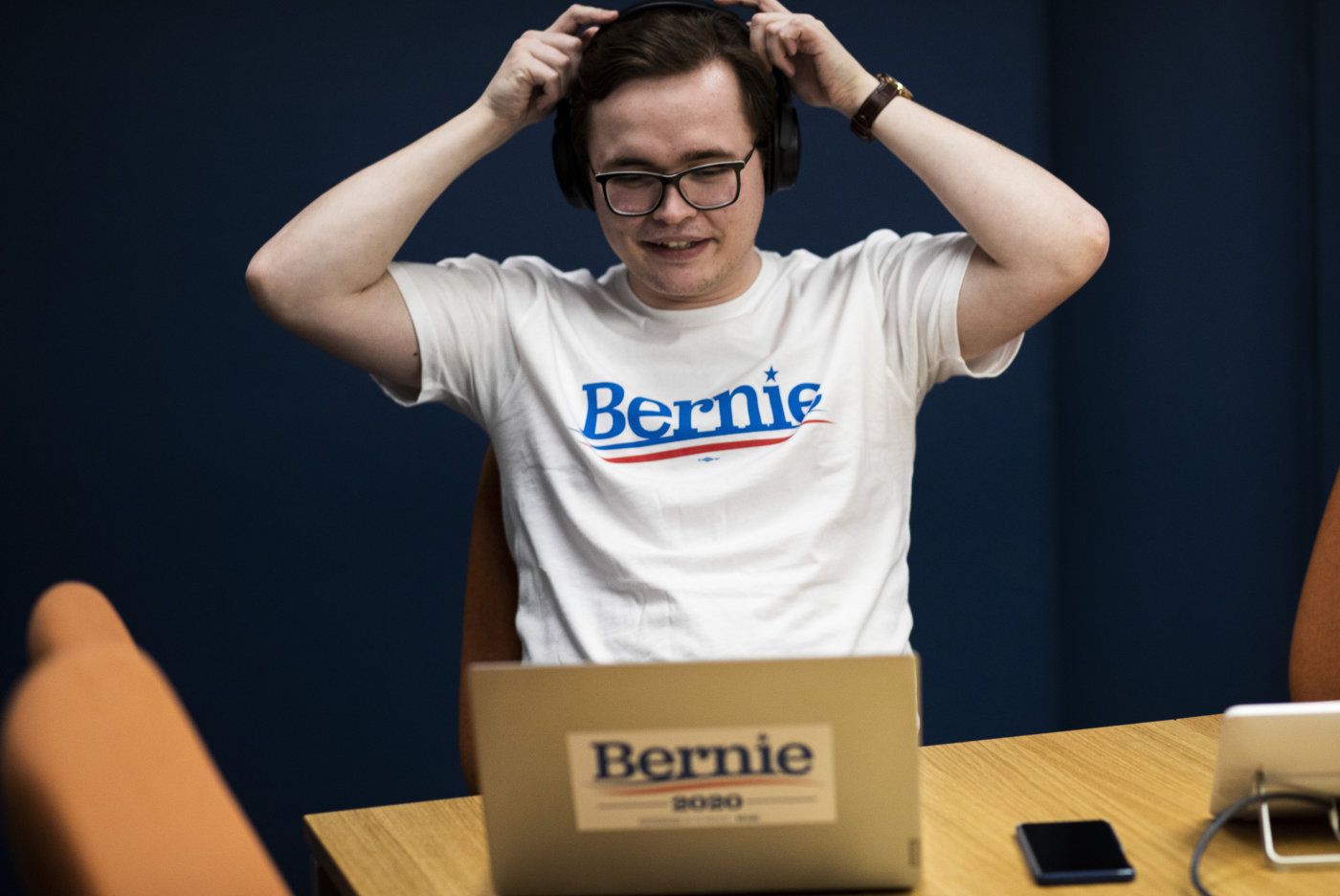 Oslo, Norge 20200220. 
 Erik Kursetgjerde startet frivillig-gruppen som hver uke ringer til Usa på vegne av Bernie Sanders.