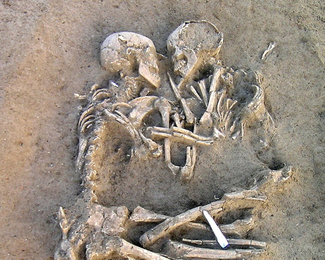 This handout picture given by the Italian cultural ministry 07 February 2007 shows a pair of human skeletons embracing themselves at a Neolithic tomb in Valdaro-S.Giorgio near Mantova. Archeologists who found the couple 06 February say the couple could have been buried some 6000 years ago. AFP PHOTO/ITALIAN CULTURAL MINISTRY/HO
