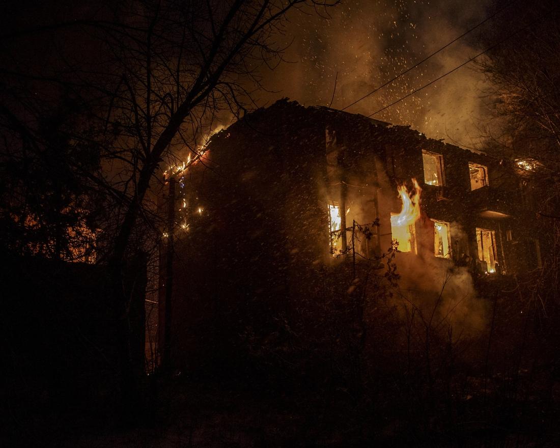 OPP I FLAMMER: Et hus i den østukrainske byen Bakhmut står i brann etter russiske rakettangrep i februar.