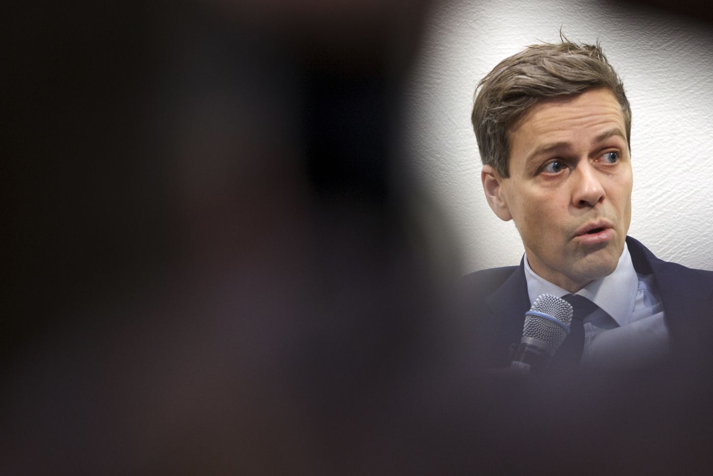 Knut-Arild Hareide legger fram den nye boka si.