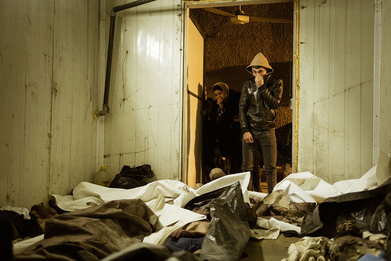Damaskus, Syria, 16. desember En uutholdelig lukt, lyden av lavmælt hulking og den elektroniske klikkelyden av folk som fotograferer med smarttelefon preget den ellers ganske klaustrofobiske stemningen inne i kjølerommet på Al-Mujtahid sykehuset, der mange flokket til for å finne spor etter sine kjære. Samtlige av de døde ved dette sykehuset stammet fra Sednaya-fengselet. Foto: Christopher Olssøn