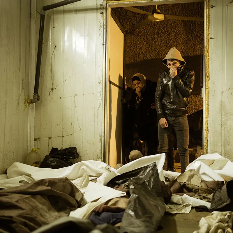 Damaskus, Syria, 16. desember En uutholdelig lukt, lyden av lavmælt hulking og den elektroniske klikkelyden av folk som fotograferer med smarttelefon preget den ellers ganske klaustrofobiske stemningen inne i kjølerommet på Al-Mujtahid sykehuset, der mange flokket til for å finne spor etter sine kjære. Samtlige av de døde ved dette sykehuset stammet fra Sednaya-fengselet. Foto: Christopher Olssøn