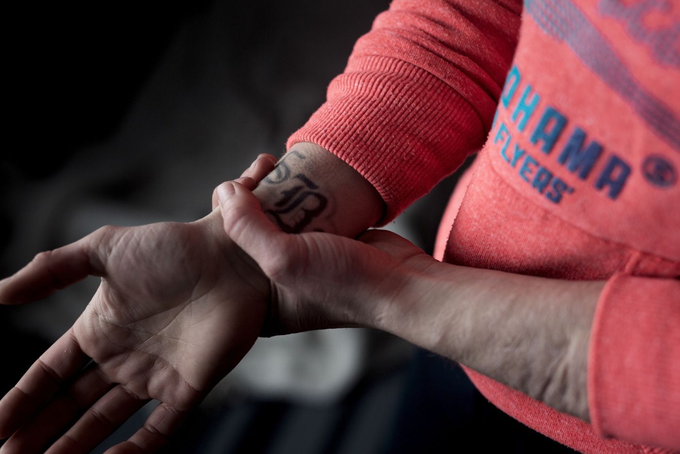 Gro Anita Sakstad har sittet inne i flere år, vært svært psykisk syk i fengsel og opplevd masse isolasjon og beltelegging. Nå saksøker hun staten. Her fotografert hjemme hos henne på Trøgstad. Foto: Hanne Marie Lenth Solbø