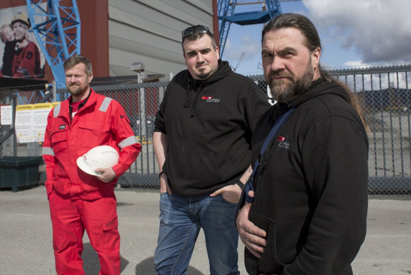 Verftet Kværner Verdal trues av permitteringer og dårlige tider etter at koronatiltakene traff Norge i midten av mars 2020. Før krisa var 1070 i sving på verftet. Nå er 160 av verftets 700 ansatte permitterte, i tillegg til at rundt 300 innleide er sendt hjem til Polen og andre land. De håper tiltak i revidert nasjonalbudsjett utformes slik at verftet holder seg flytende gjennom krisa. Stikkord er skattenøytralitet, og at friinntekten ikke må reduseres med 50 prosent. Her: Kenneth Hernes (i rødt, assisterende klubbsekretær), Stian Sagvold (fungerende klubbleder), Ståle Knoff Johansen (arm i fatle etter snekreulykke på fritida, hovedtillitsvalgt, sykemeldt, for Fellesforbundet Kværner Verdal).