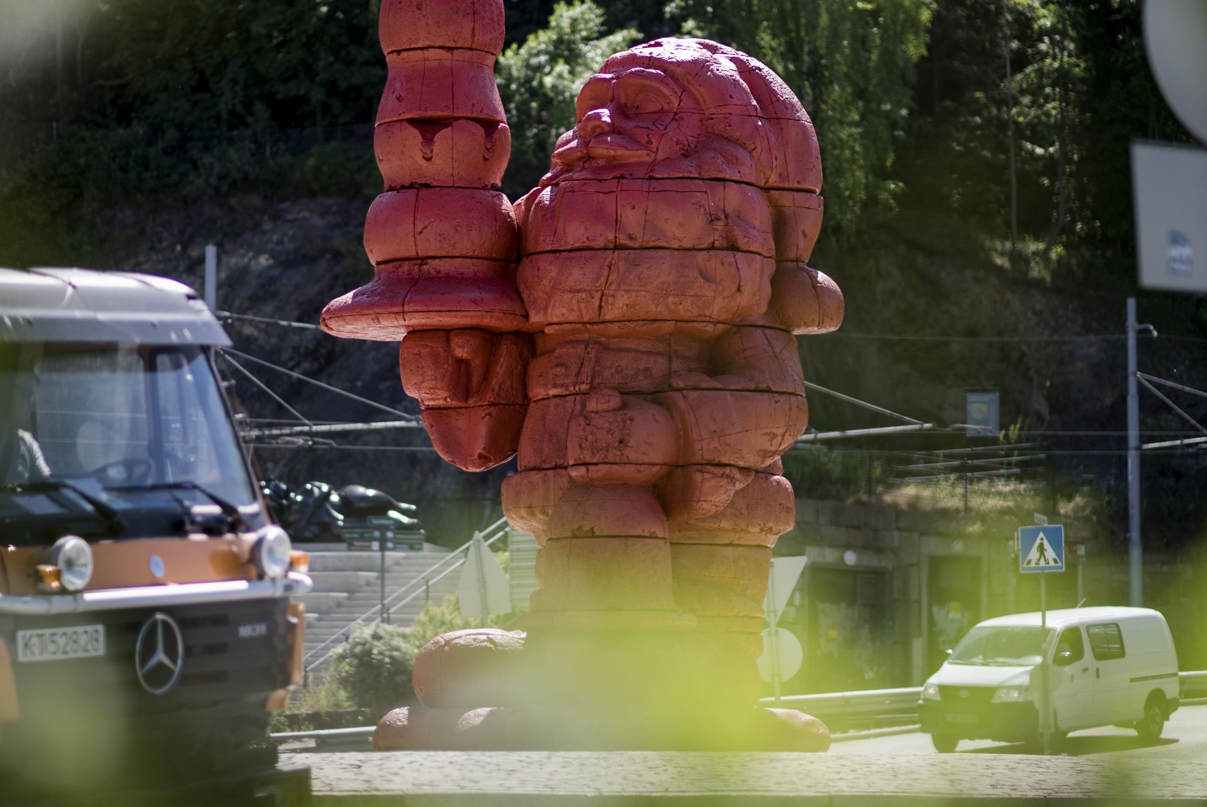 Paul McCarthys statue “Santa Claus” i Gamlebyen i Oslo går populært under tilnavnet “the buttplug gnome”. Den er innkjøpt av Christian Ringnes som del av skulpturparken hans på Ekeberg.