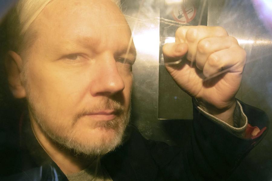Skjebnedag for Assange i retten Dommeren har dømt i favør av utlevering i 24 av 25 saker