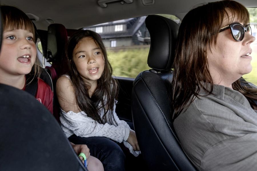 Her suser Frp framover. Fire­barns­mor Jeanett tror hun vet hvorfor.
