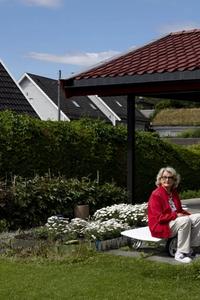 SITT EGET SYDEN: – Ja, her har vi jo allting. Det begynner å bli puslete med blomster. Rosene holder seg, men jeg har klippet av de fineste, sier Karin Krog. Her på Bekkestua i Bærum har hun sitt eget lille Spania.