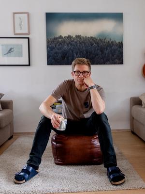 Dette har rådgiver Svein Tore Bergestuen over sofaen