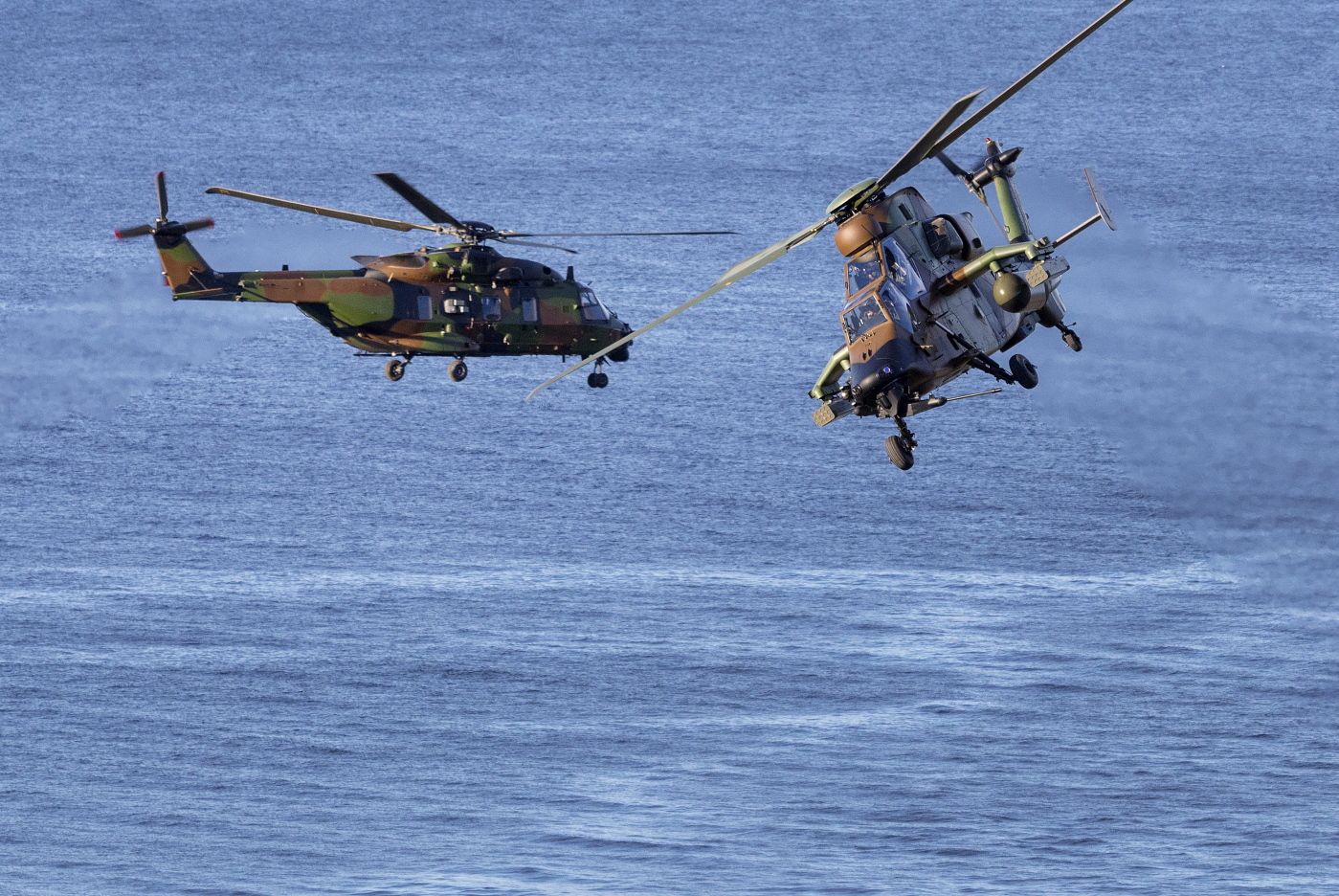 TRONDHEIM  20181030. 
 Helikopter, fly og båter på DV-dagen sett fra gården By på Byneset i Trondheim tirsdag. Styrkedemonstrasjonen er selve høydepunktet under Trident Juncture, den store NATO-øvelsen som nå er i gang i Norge. Det er totalt 3000 militært personell fra de fleste NATO land i demonstrasjonen, deriblant over 20 fartøy, i overkant av 10 pansrede kjøretøy, 42 fly og 14 helikoptre. Av de 42 flyene er det 32 jagerfly og 10 større fly, deriblant overvåking -og transportfly. 
 Foto: Gorm Kallestad / NTB scanpix