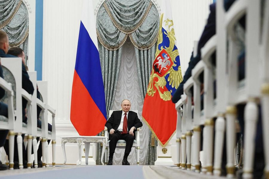 Umiddelbart etter fjorårets presidentvalg i Russland kom en bølge av oppsiktsvekkende ­avskjedigelser, arrestasjoner og underlige selvmord blant tidligere urørlige embetsmenn.