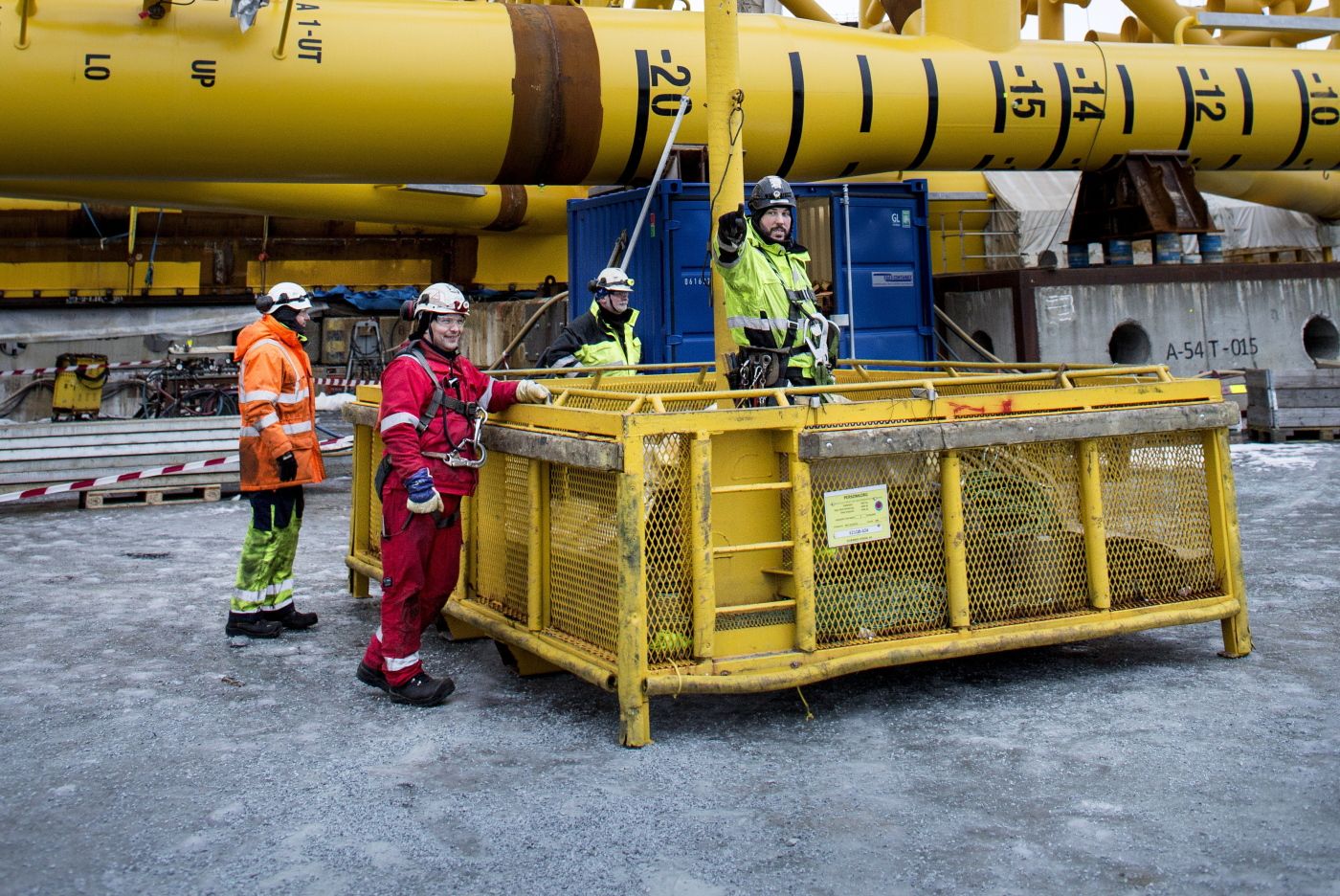 Dag Morten Solhaug, stillasfagarbeider ved Kværner Verdal i Trøndelag (i rødt), sammen med kollega Reinhardt Larsen (i korga). De har nettopp blitt heist ned fra 70 meters høyde.