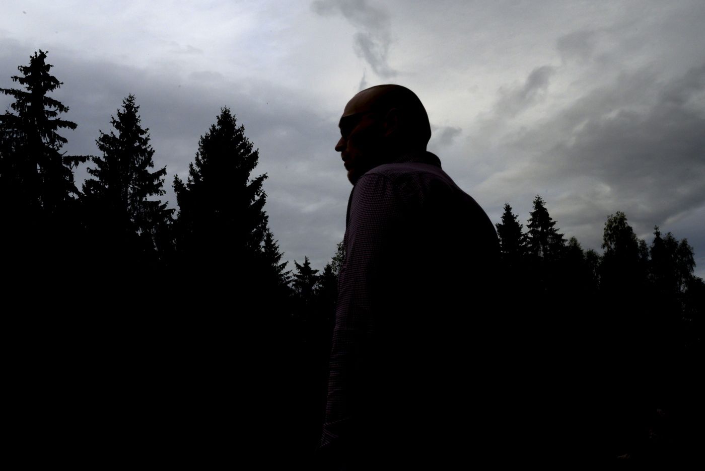 BILDENE ER GODKJENT AV  MANNEN PÅ BILDENE. 
  
 ALL INFORMSJON I BILDETEKST SOM KAN IDENTIFISERE MANNEN MÅ AVKLARES MED EMMA/VELAUG. 
  
  
 NN var som ung mann aktiv i det høyreekstreme miljøet i Nittedal og Oslo. 
  
 I dag skammer han seg over fortiden sin, men tror hans historie kan hjelpe andre i ekstreme miljøer. 
 Foto: Fartein Rudjord