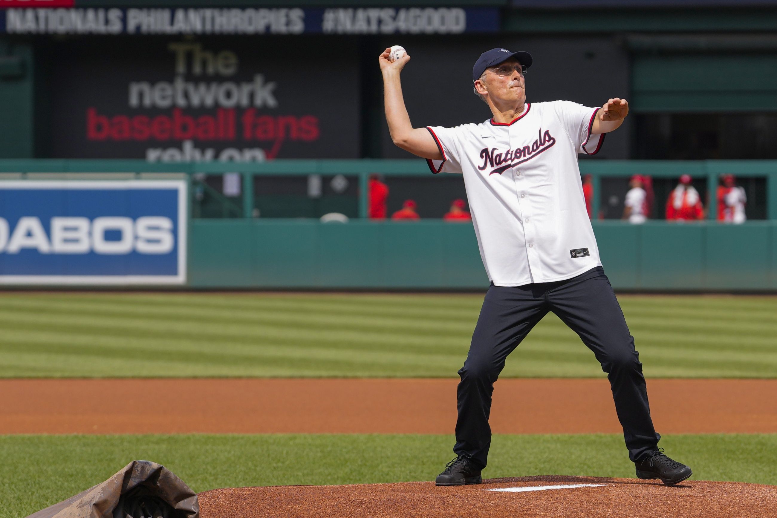 NATO-SPILLER: ­Nato-sjef Jens Stoltenberg kaster baseball under første dag av Nato-­toppmøtet i Washington D.C.
