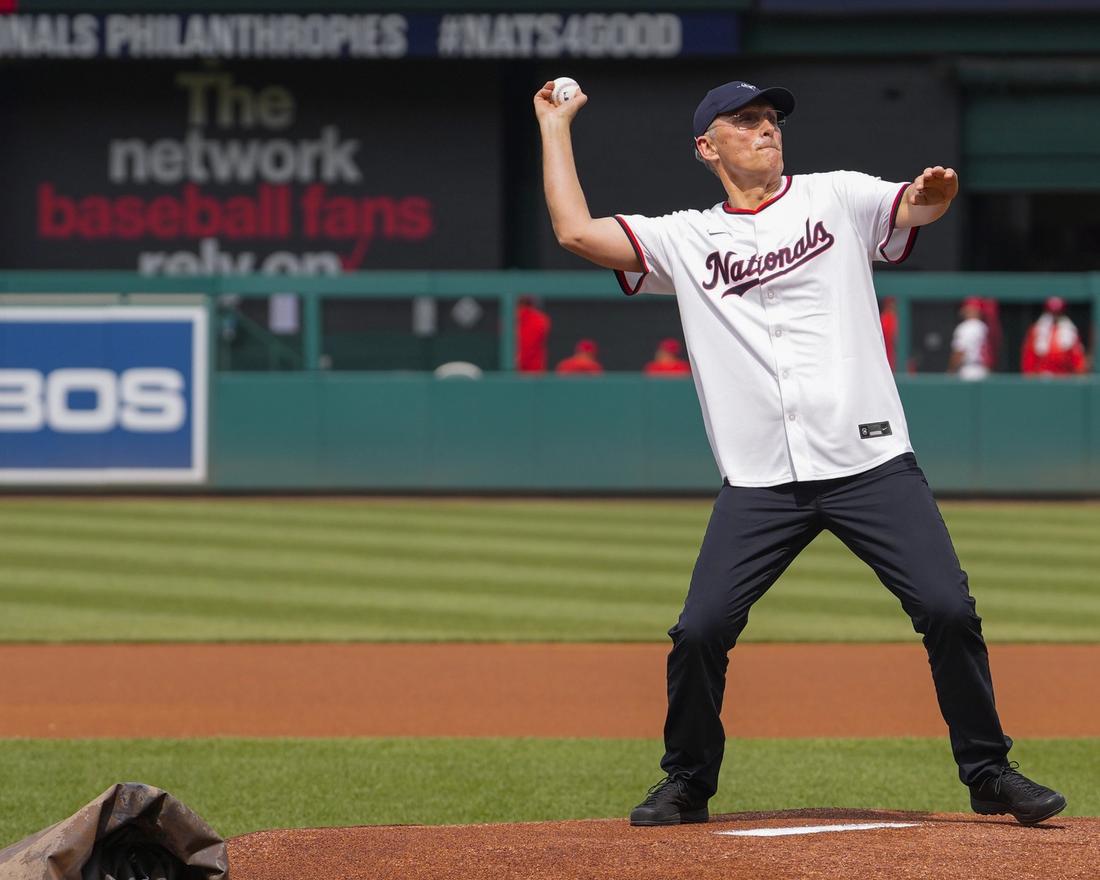 NATO-SPILLER: ­Nato-sjef Jens Stoltenberg kaster baseball under første dag av Nato-­toppmøtet i Washington D.C.