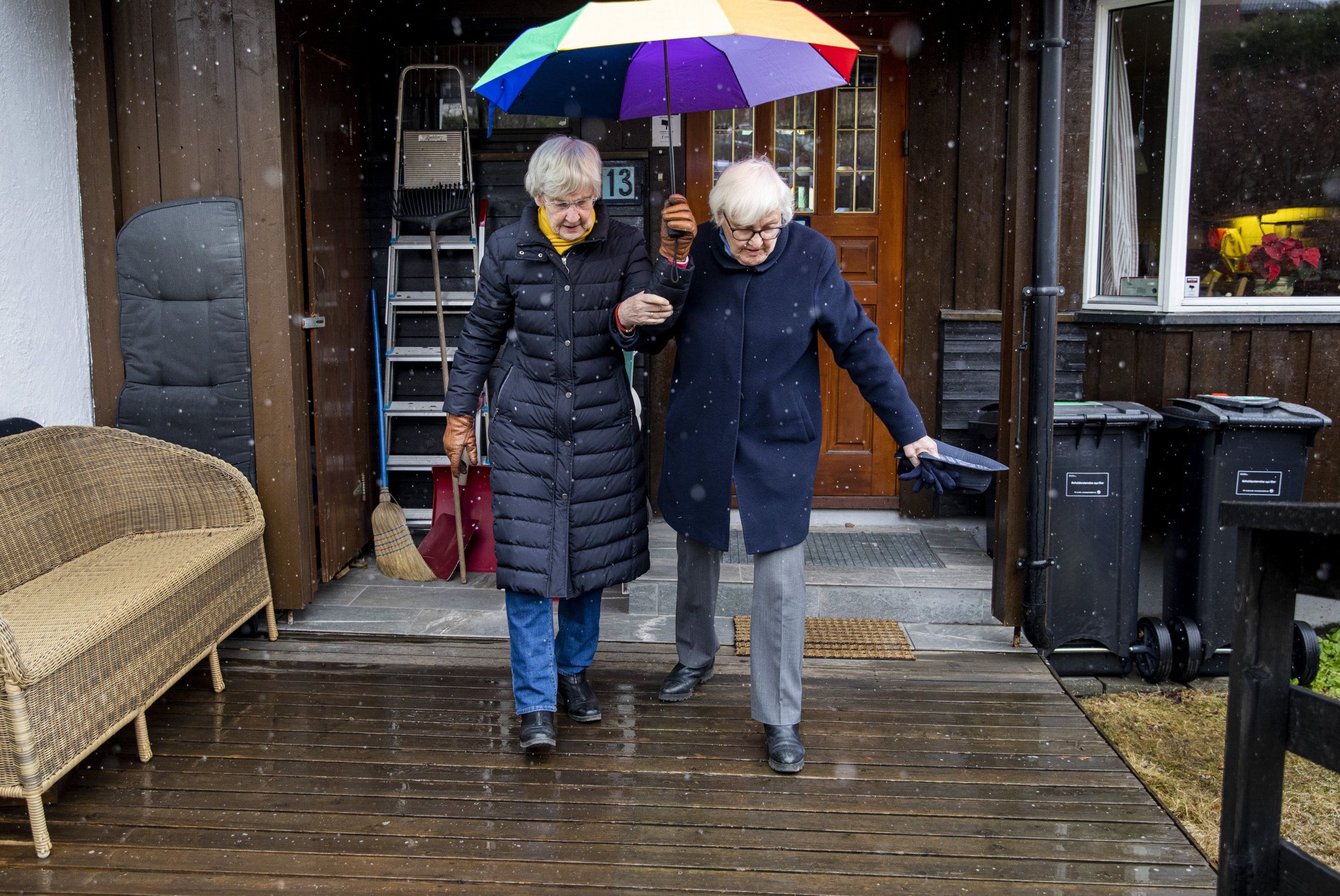 2 i nr 13. Solveig Askjem (t.v.) og Vigdis Bunkholdt møtte hverandre i 1971 og har vært kjærester siden 1973. Siden 1975 har de bodd i et rekkehus nær Frysja i Oslo. 
  
 Foto: Tom Henning Bratlie