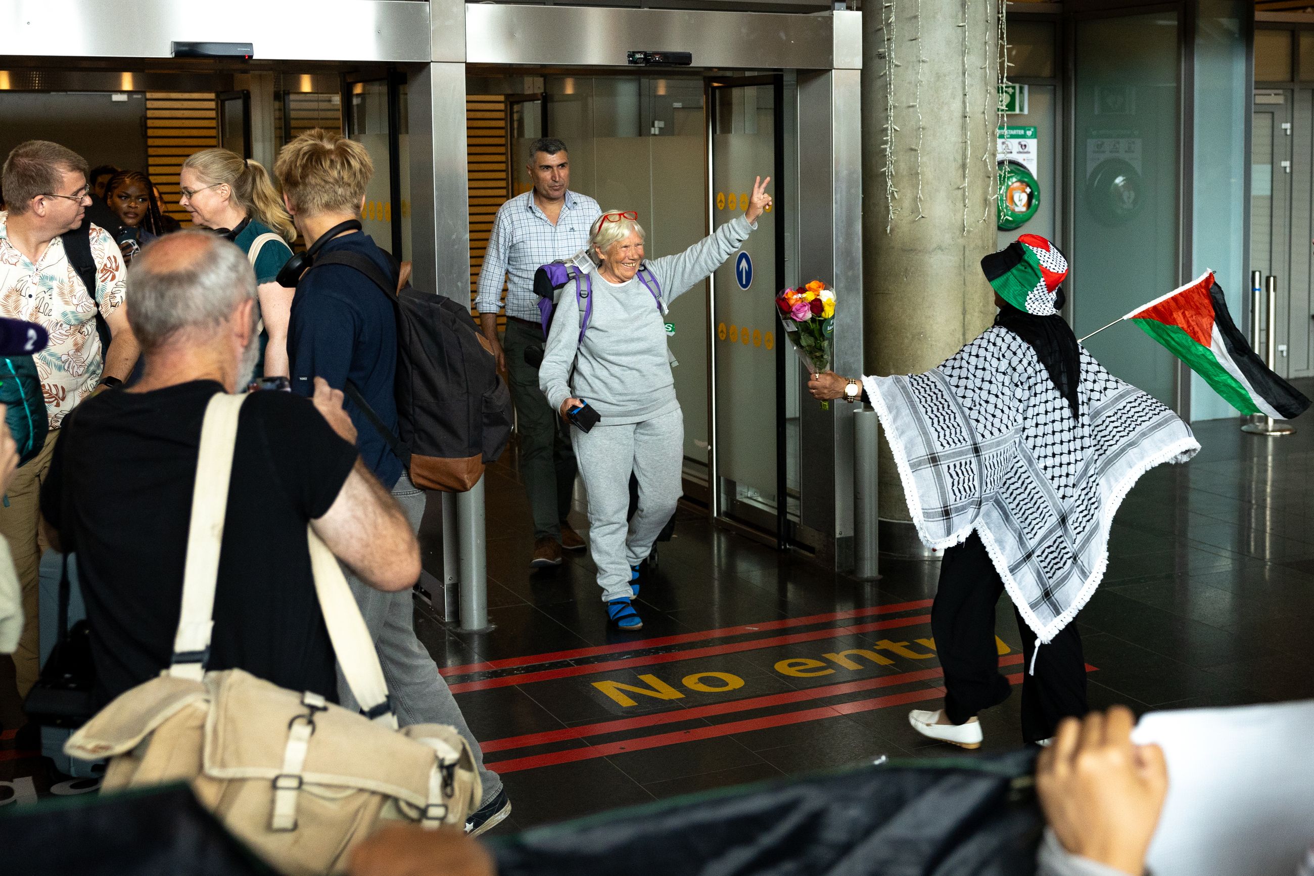 Kom hjem: «Free Palestine», var det første aktivister og presse fikk høre fra Vigdis Bjorvand (70) da hun landet på Gardermoen i går.