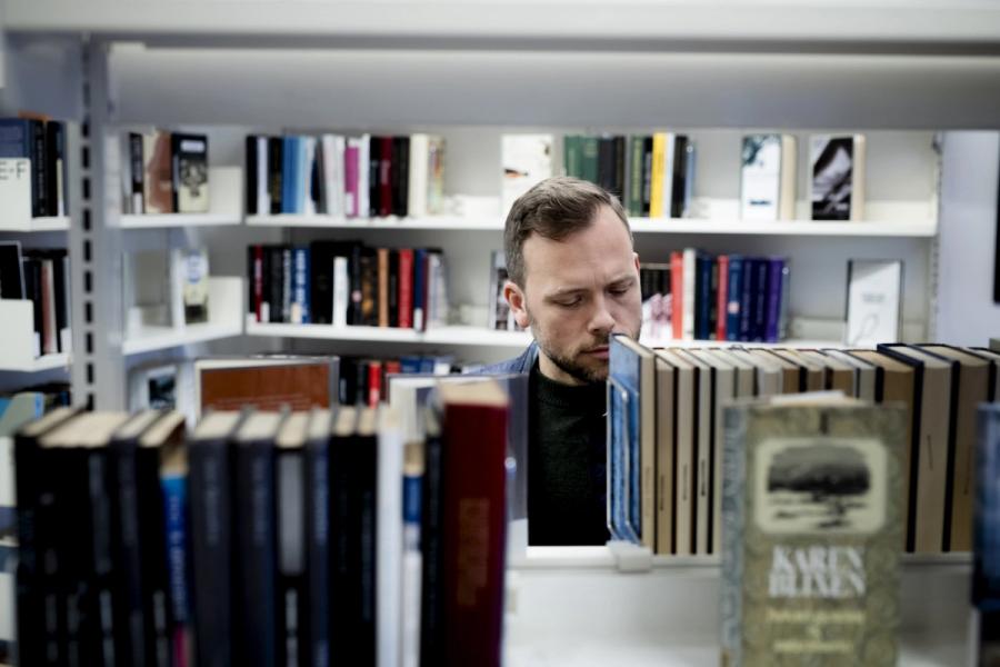 Vi lever fortsatt med konsekvensene av de store utopiene som har feilet, sier Audun Lysbakken. Kanskje kan litteraturen vise vei ut av uføret.