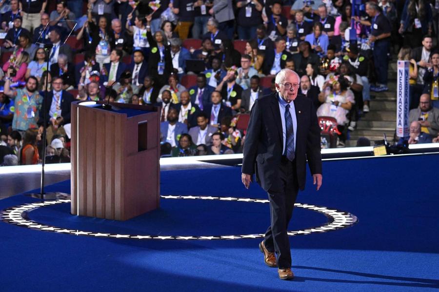 Bernie Sanders slakter Demokratenes «katastrofale valgkamp» og en partiledelse han mener har sviktet USAs arbeiderklasse.