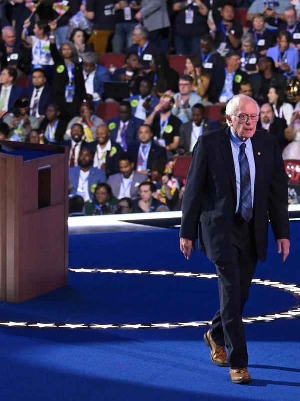 Bernie Sanders slakter Demokratenes «katastrofale valgkamp» og en partiledelse han mener har sviktet USAs arbeiderklasse.