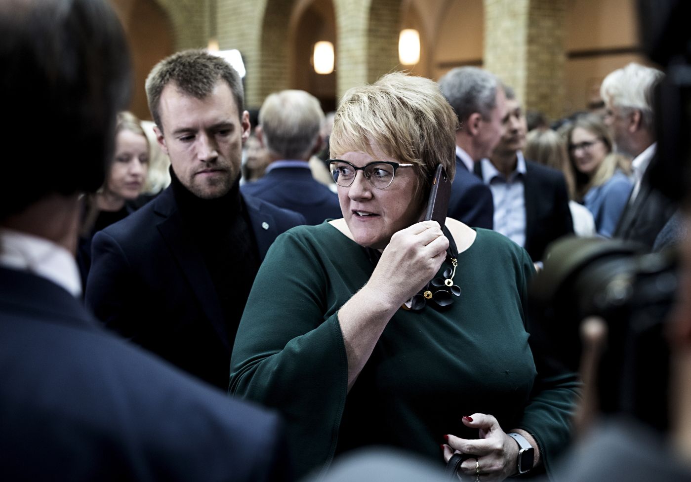 Oslo, Norge, 08.09.2018. Kulturminister Trine Skei Grande på telefonen. Foto: Christopher Olssøn.