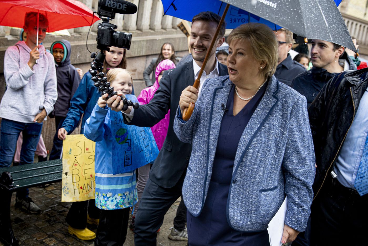 Ungdom klimastreiker foran stortinget. Blant appellantene var statsminister Erna Solberg (H). 
  
 Foto: Tom Henning Bratlie