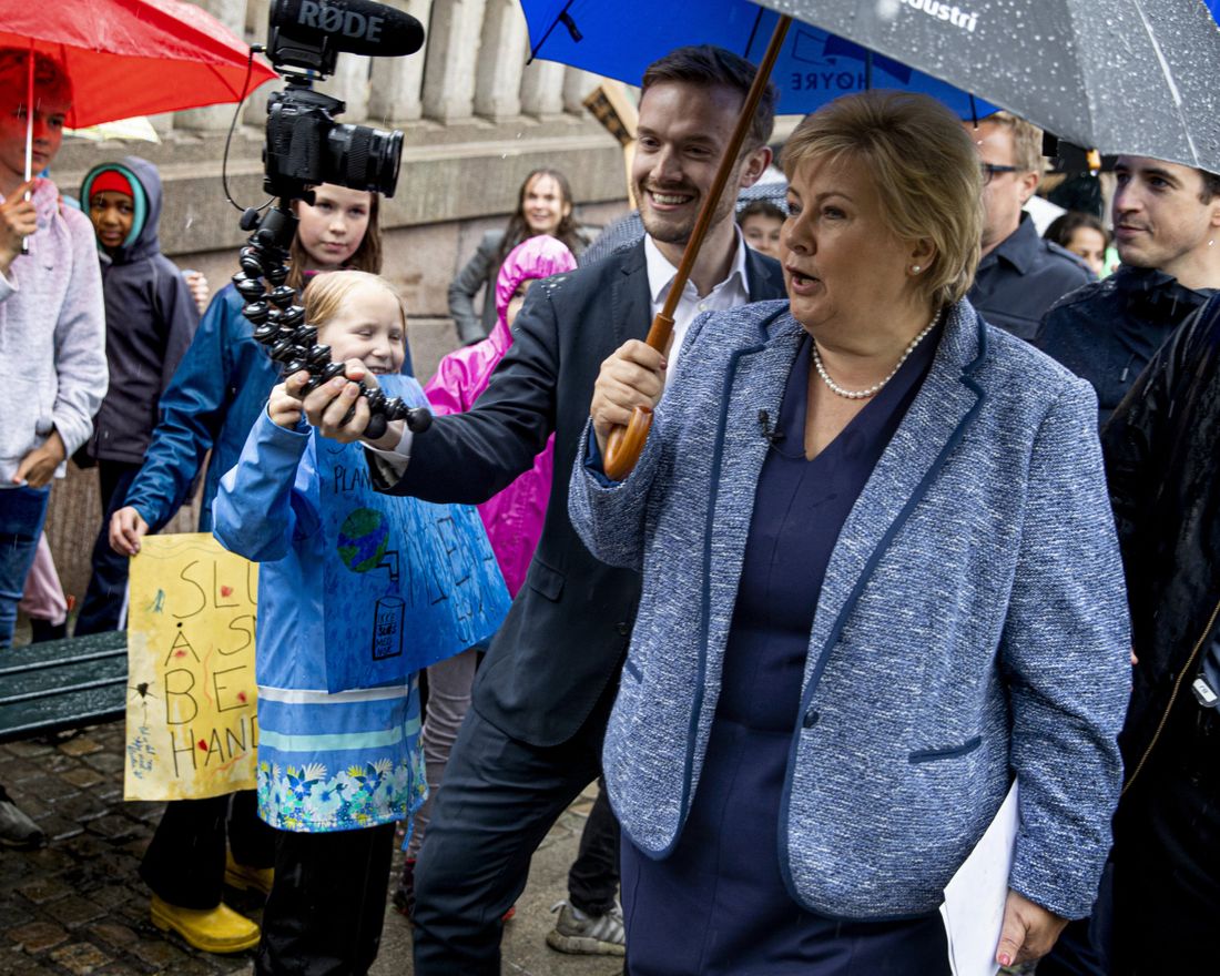 Ungdom klimastreiker foran stortinget. Blant appellantene var statsminister Erna Solberg (H). 
  
 Foto: Tom Henning Bratlie