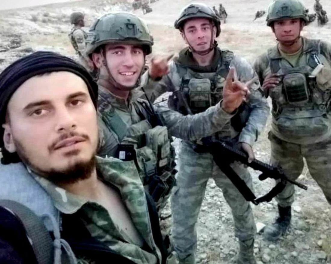 SELFIE: Her poserer en militssoldat i den ekstremistiske gruppa Jaysh al-Islam sammen med tyrkiske soldater, på den tyrkiske siden av grensa mot Syria. FOTO: JAYSH AL-ISLAM, TWITTER