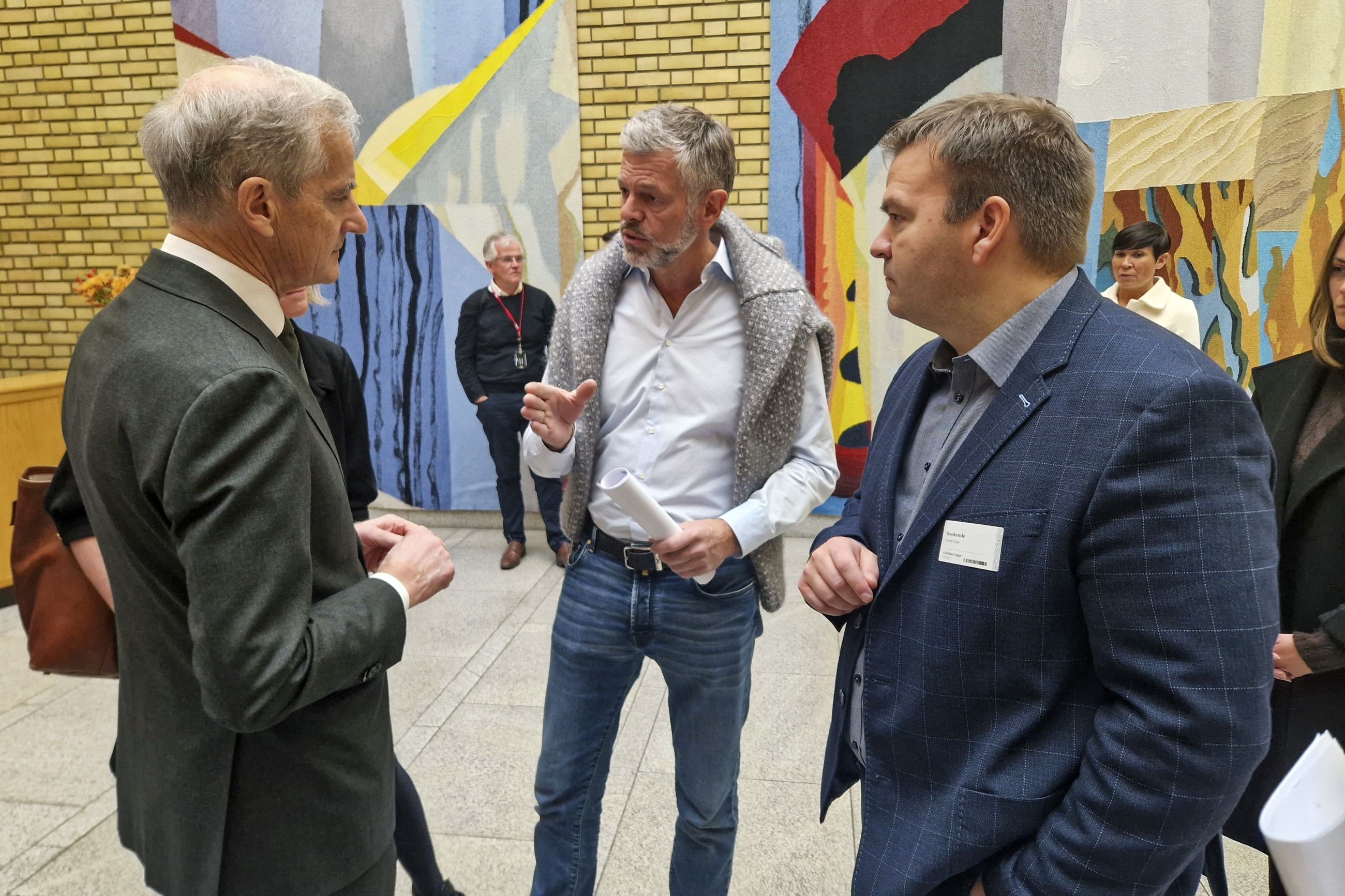 Del av debatten: Knut Flakk (midten) og Roger Hofseth (t.h) i samtale med statsminister Jonas Gahr Støre etter Stortingets spørretime.