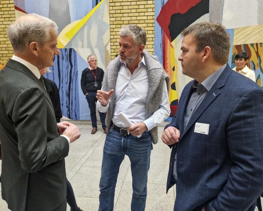 Del av debatten: Knut Flakk (midten) og Roger Hofseth (t.h) i samtale med statsminister Jonas Gahr Støre etter Stortingets spørretime.
