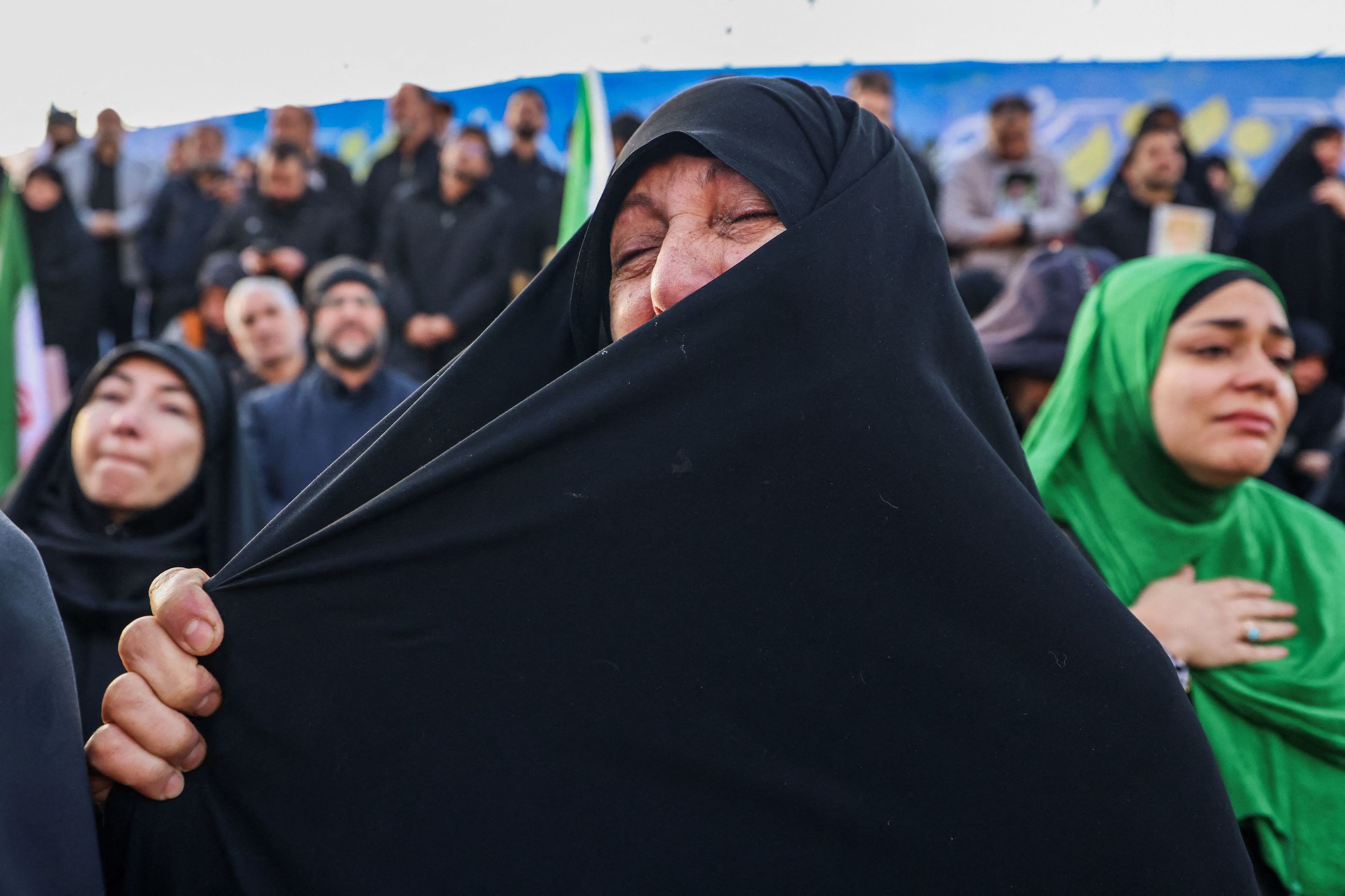 I SORG: På et torg i Teheran søndag sørger en kvinne etter attentatet mot Irans øverste leder ayatolla Ali Khamenei.