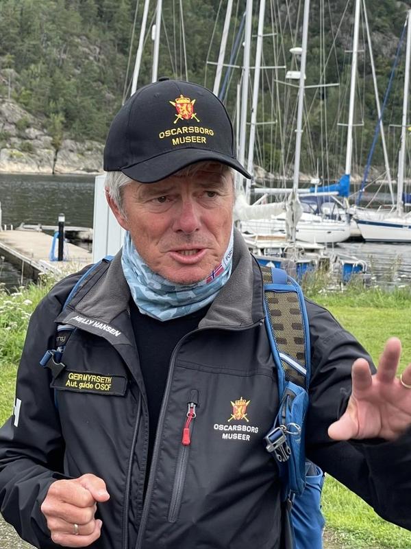 Geir Agnar Myrseth er Oscarsborgs syngende guide. I festningen ligger også deler av hans egen familiehistorie. 
