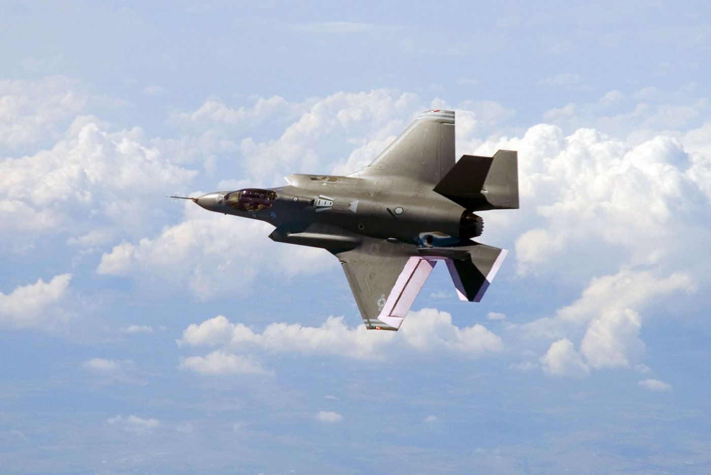 (FILES) In this file photo taken on June 12, 2019 an F-35 fighter plane flies over the White House in Washington DC. - The White House confirmed on July 17, 2019, that Turkey would no longer be permitted to join in NATO’s F-35 fighter program after it purchased a Russian missile defense system. (Photo by Eric BARADAT / AFP)