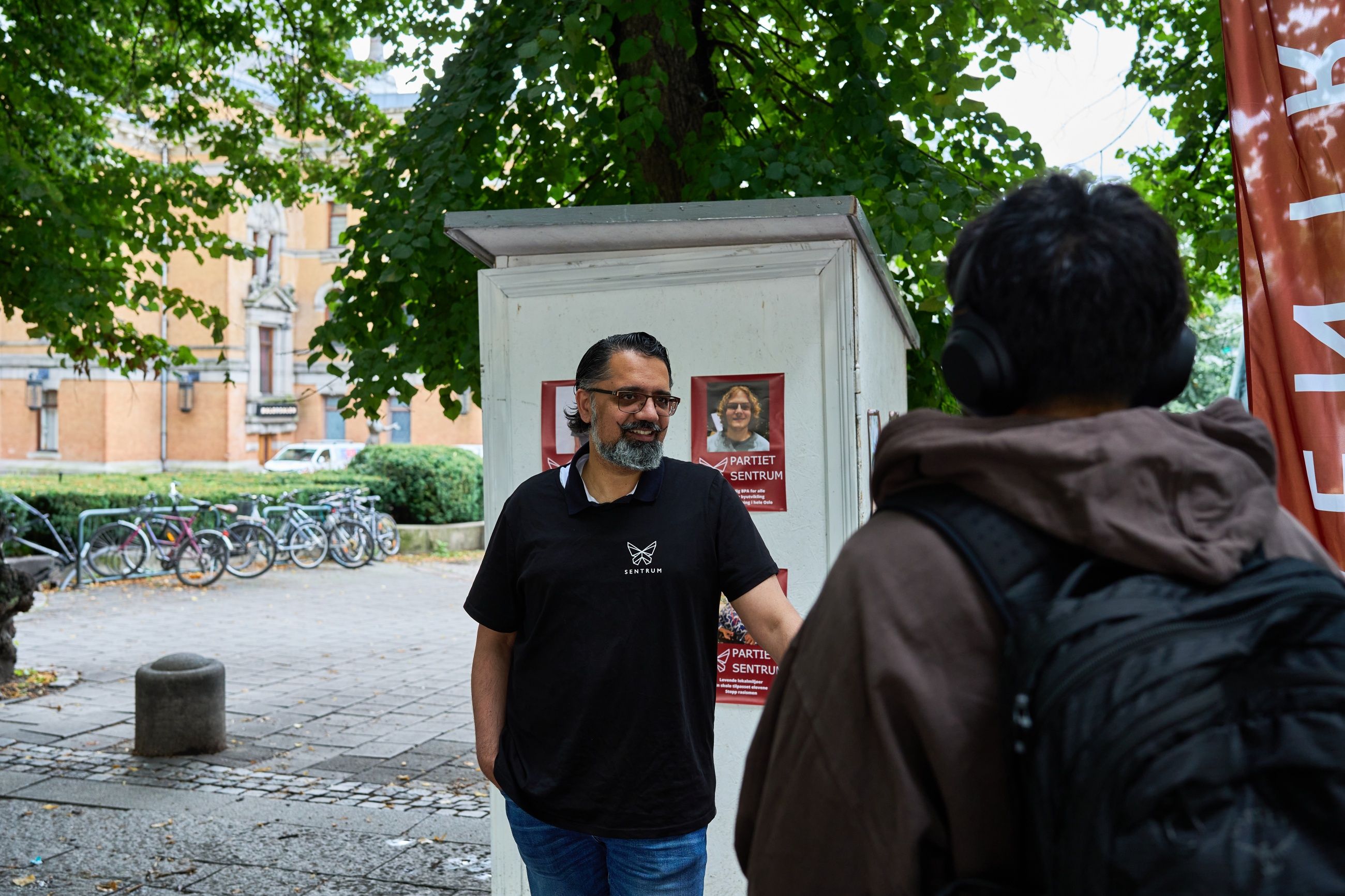 BRANNSLUKKER: Nestleder Zaeem Shaukat i Sentrum Oslo på stand i Oslo sentrum.