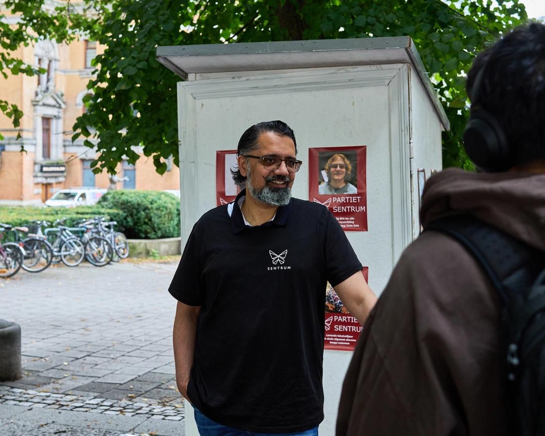 BRANNSLUKKER: Nestleder Zaeem Shaukat i Sentrum Oslo på stand i Oslo sentrum.