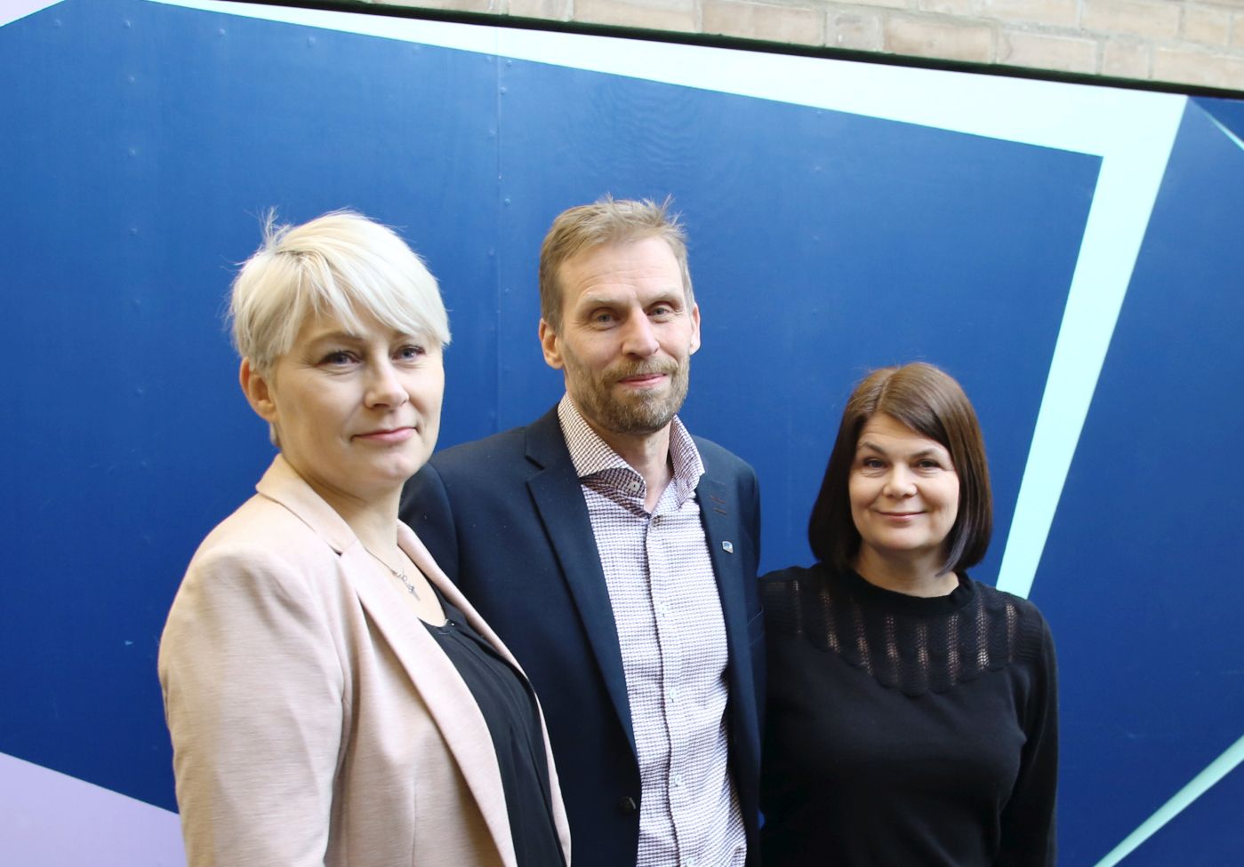 Susanne Kristiansen. FrP, Jo Inge Hesjevik, Høyre og Trine Noodt, Venstre, skal trosse  moderpartiet og vil enten gå inn for folkeavstemming, eller skal bestemme seg snart.