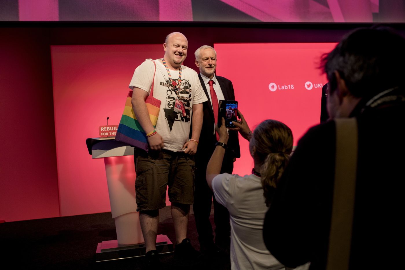 Liverpool, england. Delegat sammen med corbyn på scenen for et bilde