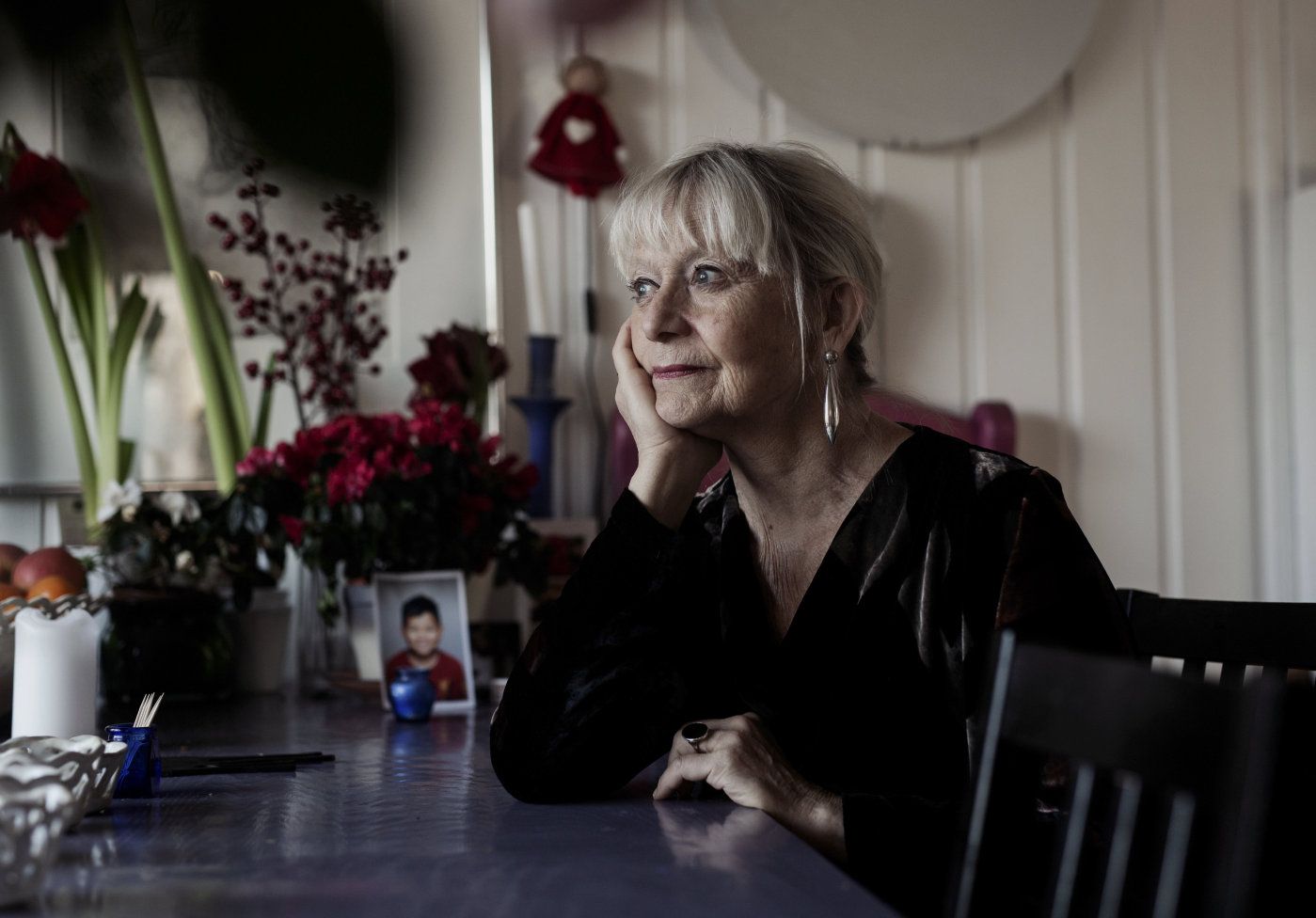 Tidligere leder av Mangfoldsåret 2008 og eks-byråkrat i Kulturdepartementet, Guro Bente Møller, kritiserer regjeringens og Kulturrådets mangfoldsarbeid. Her fotografert hjemme hos henne på Nesodden. Foto: Hanne Marie Lenth Solbø