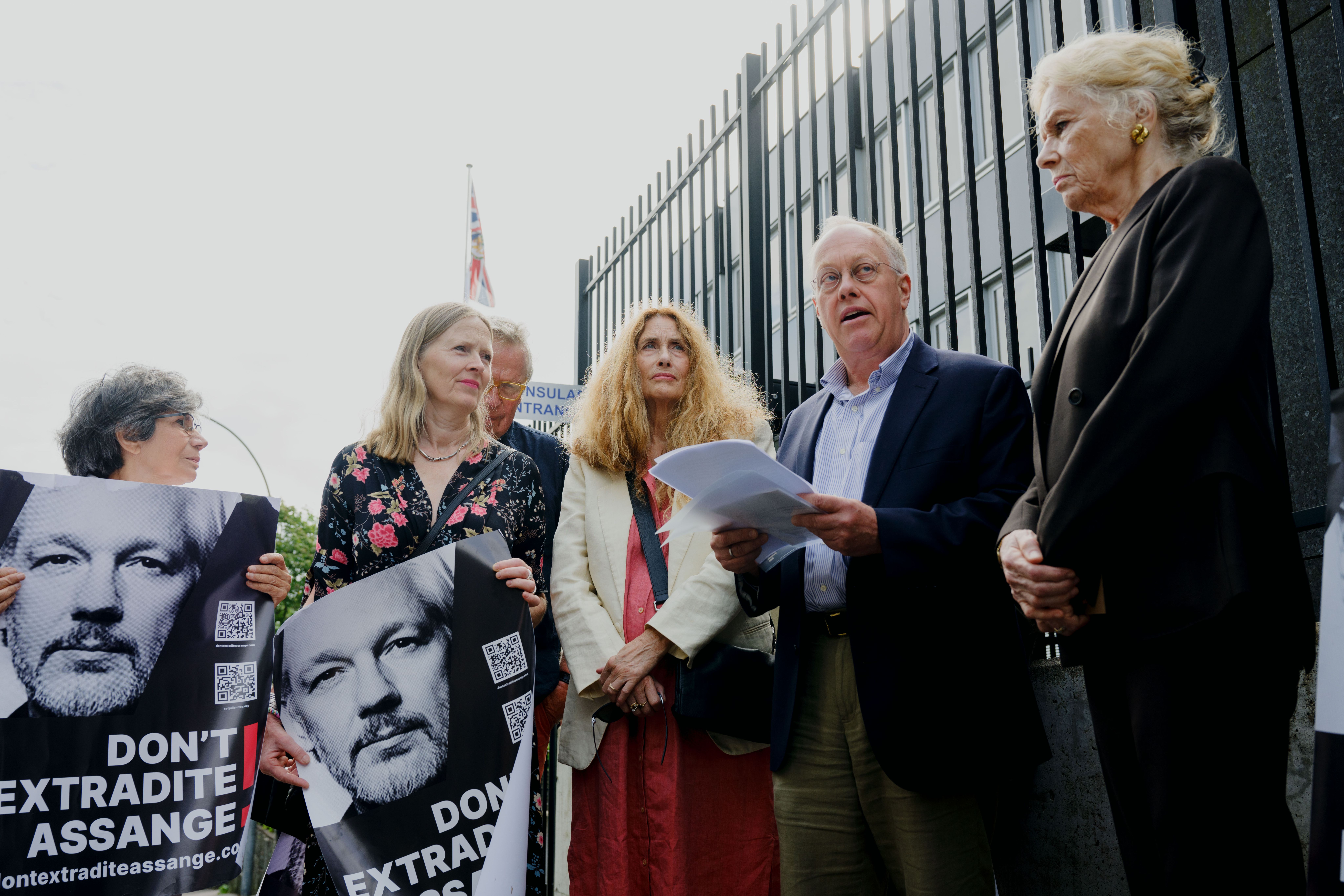 INGEN MANN ER EN ØY: Liv Ullmann leste dikt av John Donne, og den amerikanske journalistveteranen Chris Hedges holdt appell under markeringen foran den britiske ambassaden i Oslo lørdag. Agnete Haaland og Vibeke Løkkeberg var blant deltakerne.