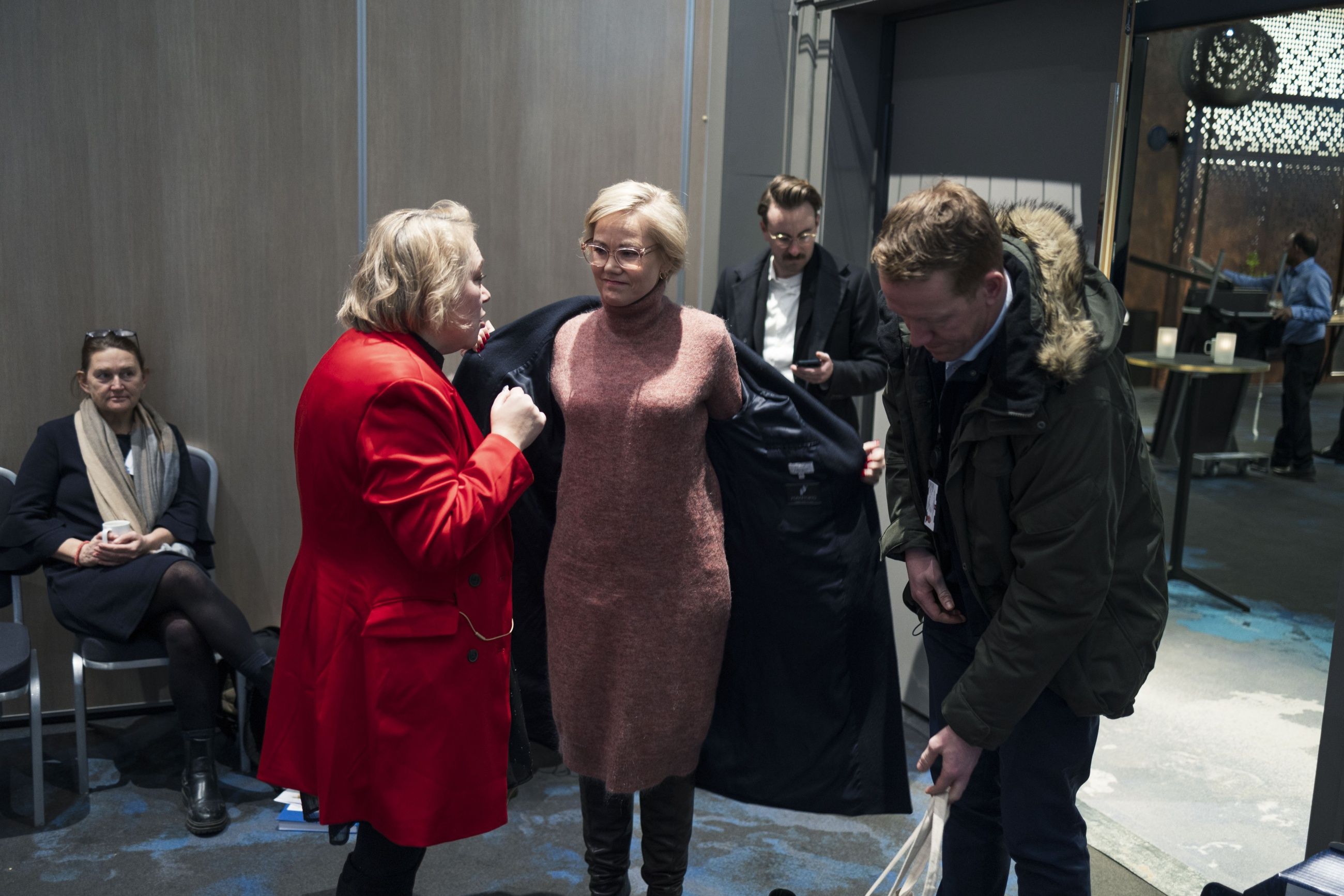 TAR SIN FRAKK: Helse- og omsorgsminister Ingvild Kjerkol (Ap) tar av seg kåpa på vei inn til en konferanse i Oslo om Nord-Norge 9. januar, samme dag som hun annonserte at akuttsykehusene i Narvik og Lofoten likevel skulle bestå.