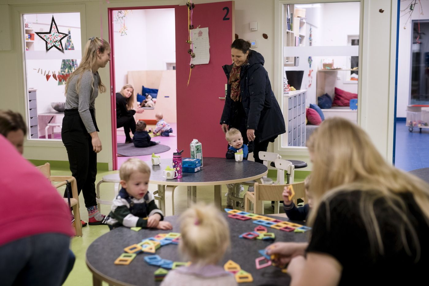 Storgården Barnehage på Manglerud i Oslo er en basebarnehage. Dvs at den isteden for å ha avdelinger, er innrettet mer som et åpent landskap der barna deler på lekeområder, spiseområder etc, og at små grupper har hvert sitt lille rom som er deres base. De store barna er i andre etasje, de små i første etasje. HER: Lille Adrian sier hadet til mamma Monica Videm om morgenen. Videm var i utgangspunktet skeptisk til at barnet henne skulle gå i basebarnehage, men er etter utprøving nå utelukkende positiv.