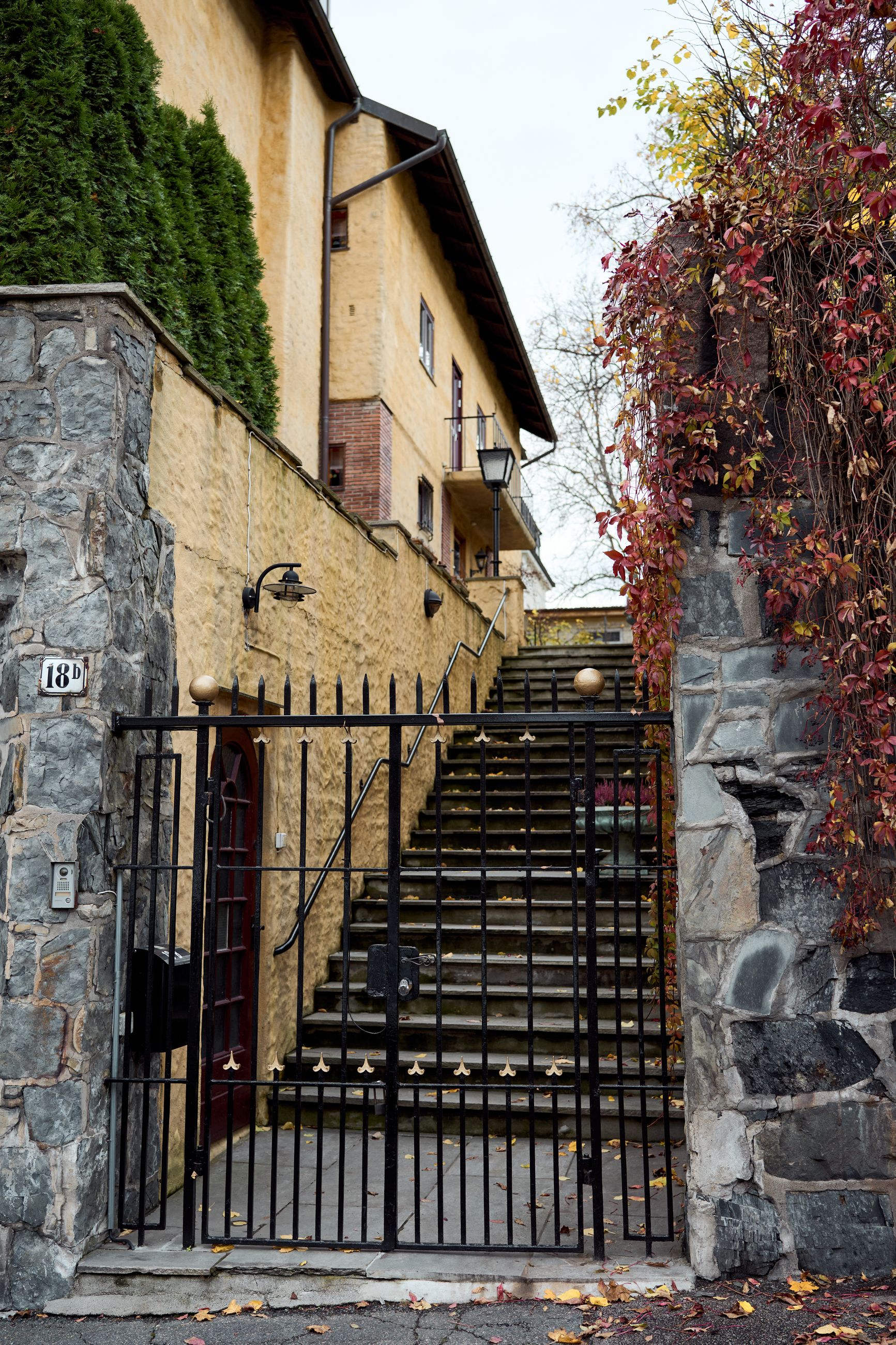 PRIVATLIV: Det er lagt mye arbeid i portene på Frogner. Her fra Frederik Stangs gate.