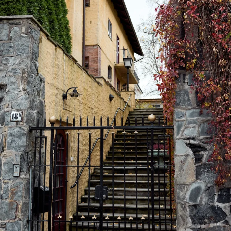 PRIVATLIV: Det er lagt mye arbeid i portene på Frogner. Her fra Frederik Stangs gate.