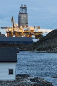 FOR FRAMTIDA: Oljeplattformen Deepsea Atlantic ligger i opplag mellom sjøhus og brygger for fritidsbåter på Hanøytangen utenfor Bergen. I 2016 ble den satt i drift på Johan Sverdrup-feltet. FOTO: TORE MEEK, NTB