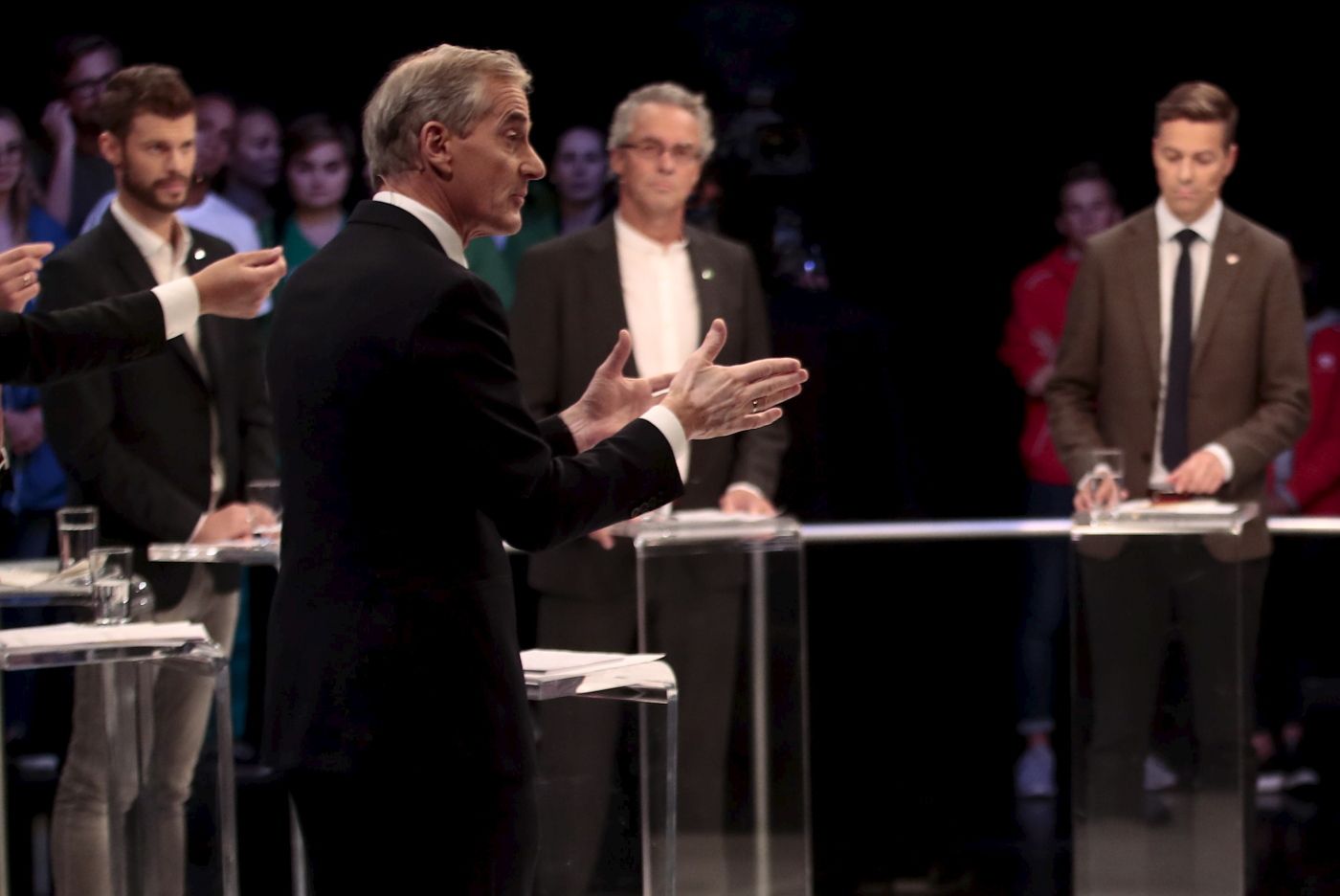 Oslo  20170907. 
 Jonas Gahr Støre (AP), Bjørnar Moxnes (Rødt), talsperson Rasmus Hansson (MDG), Knut Arild Hareide (KrF), programleder Arill Riise, Siv Jensen (FrP) og statsminister Erna Solberg (H) under partilederdebatten på TV2 torsdag kveld. 
 Foto: Cornelius Poppe / NTB scanpix