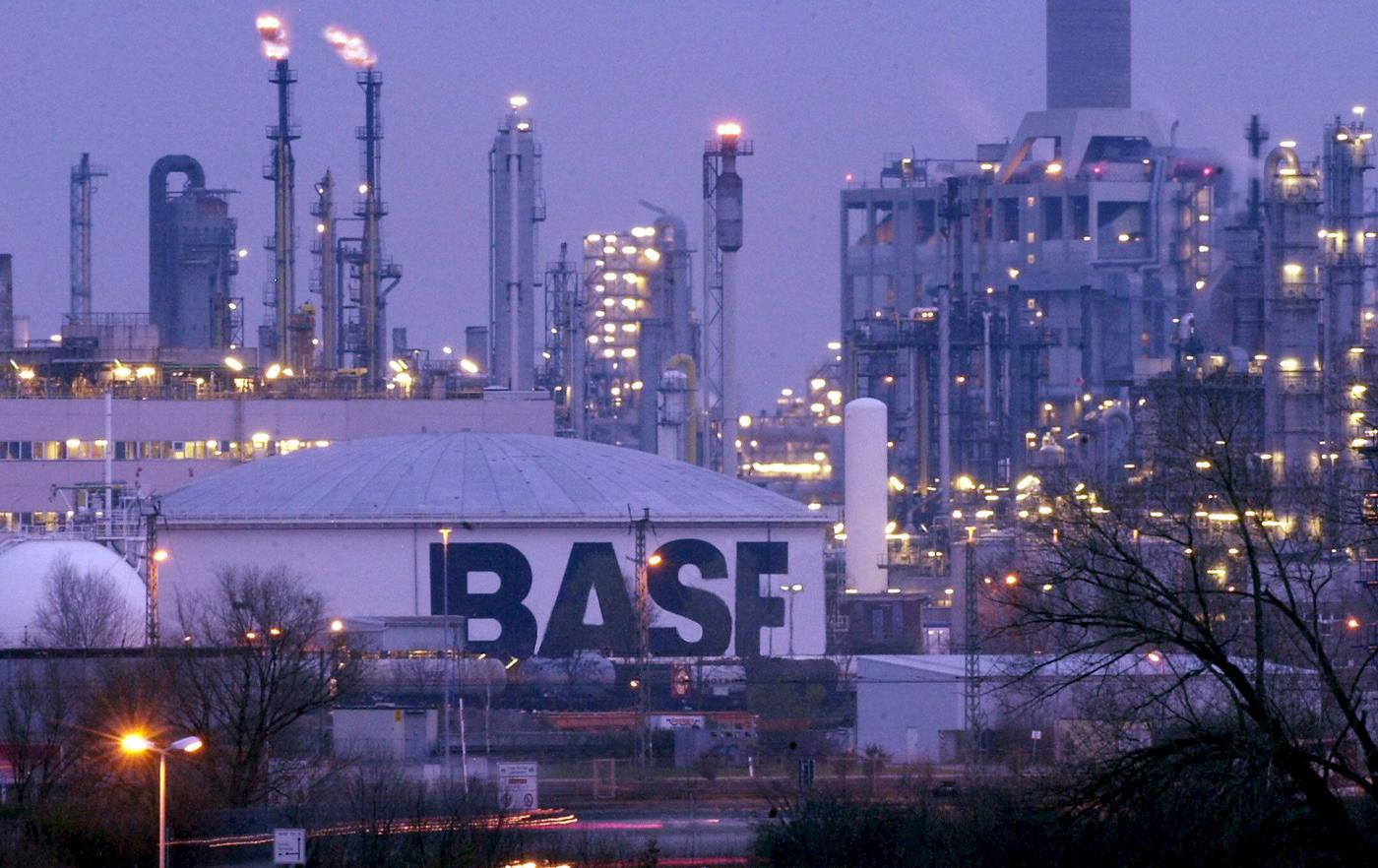 Компания basf. Завод BASF В Германии. Химический завод БАСФ В Германии. Химические заводы BASF. Завод БАСФ В Людвигсхафене.