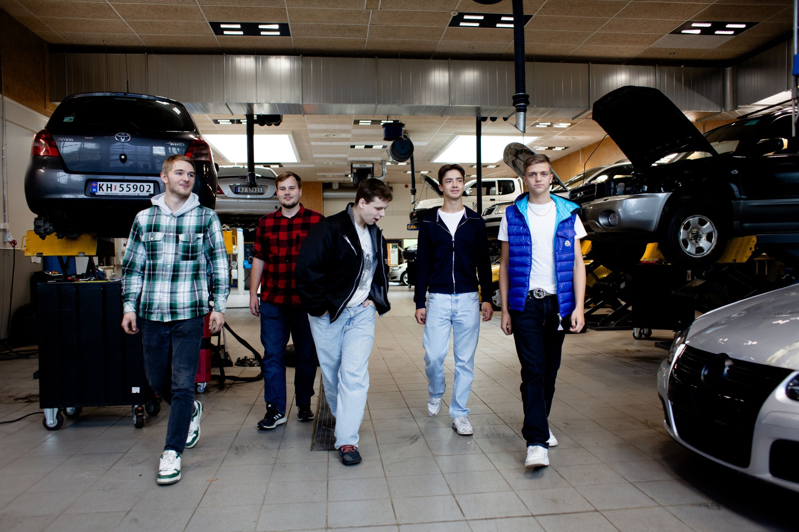 MOT HØYRE: Ottar, Håvar, Sondre, Kenneth og Leo i verkstedhallen på Byåsen videregående skole i Trondheim.